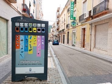 Uno de los mini ecoparques instalados en las calles de Pego