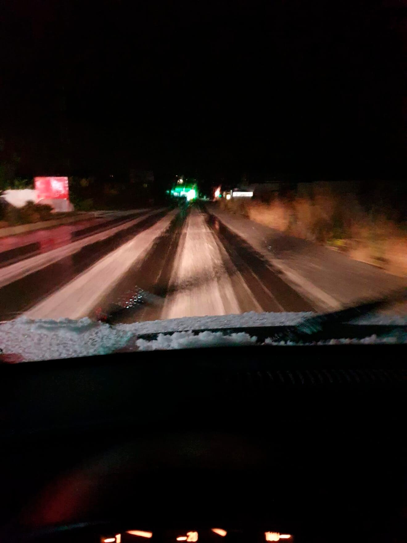 Acumulación de granizo en una vía de Benitatxell