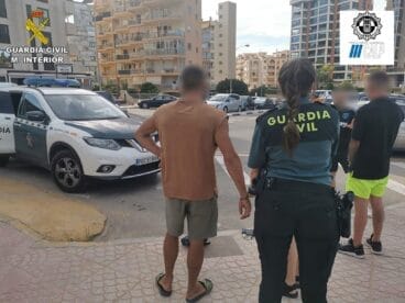 Agentes de la Guardia Civil durante la investigación