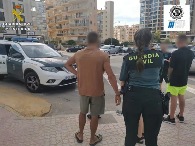 Imagen: Agentes de la Guardia Civil durante la investigación
