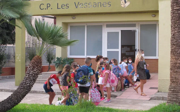 Imagen: Alumnos en la entrada del colegio Vessanes de Dénia