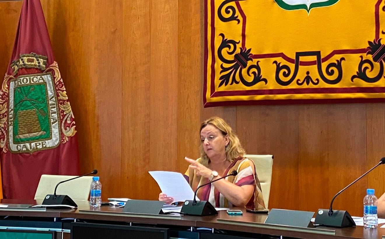 Ana Sala, actual alcaldesa de Calp, durante una rueda de prensa (archivo)