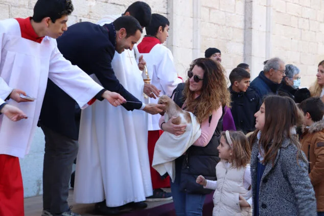 Imagen: Asistentes a la bendición de animales por Sant Antoni en Benissa