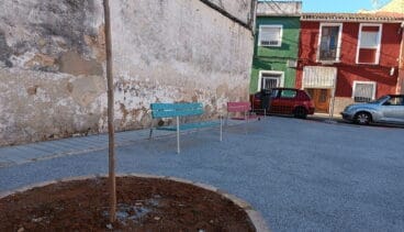 bancos de pego con tapones reciclados