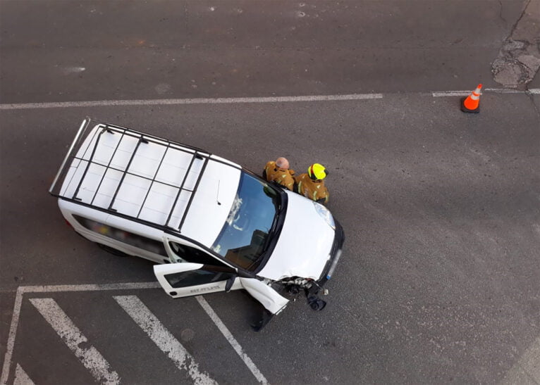 Bomberos atendiendo la furgoneta en el lugar del accidente en El Verger