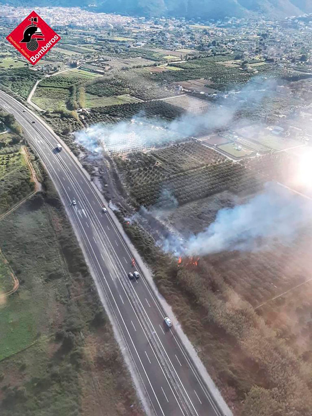 Bomberos sofocando las llamas del incendio en Pedreguer