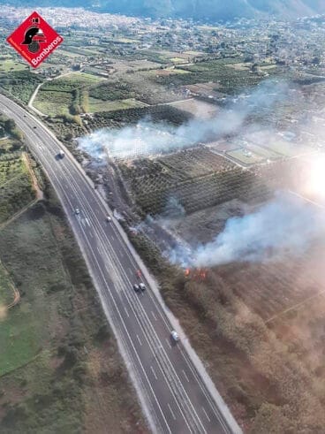 Bomberos sofocando las llamas del incendio en Pedreguer