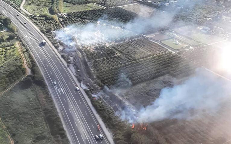 Bomberos sofocando las llamas en Pedreguer