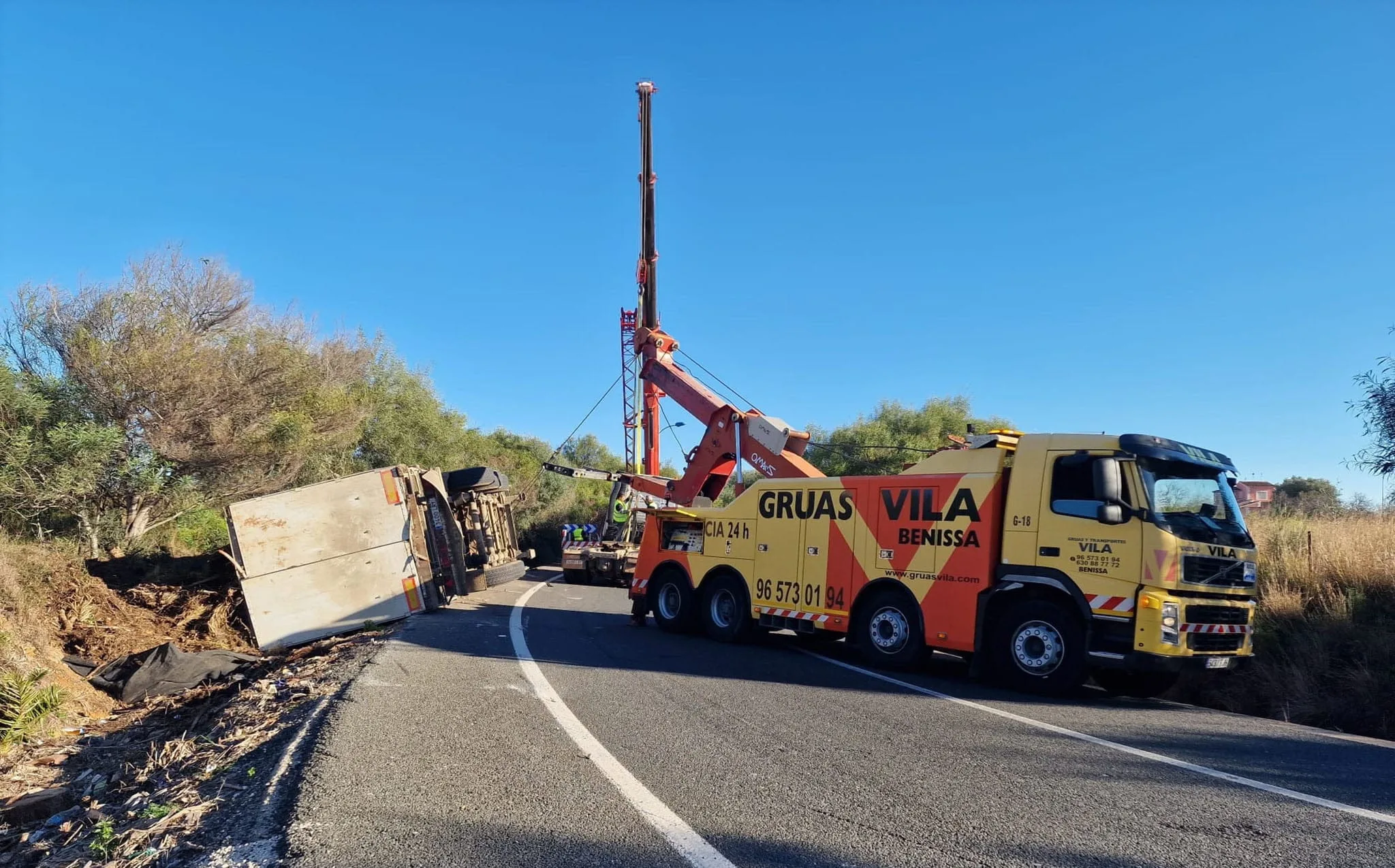 camion volcado y asistido por la grua en ondara