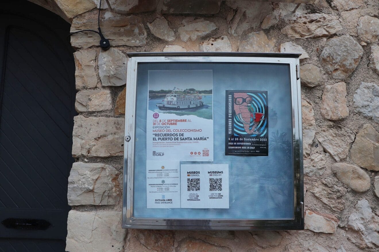 Cartel con los horarios del Museo en el Casco Antiguo de Calp