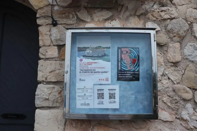 Imagen: Cartel con los horarios del Museo en el Casco Antiguo de Calp