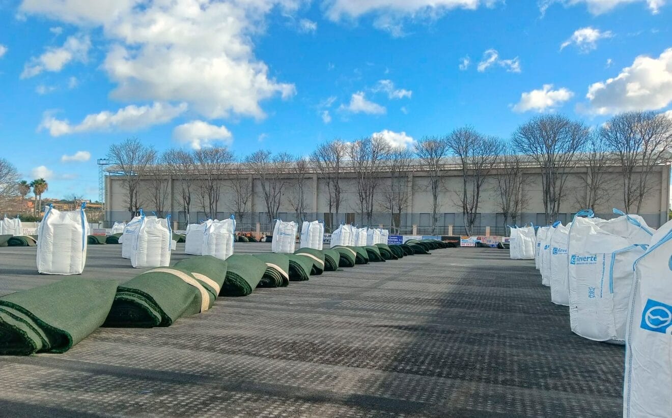Césped preparado para instalar en el campo de fútbol de Calp