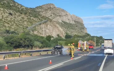 Coche de la Guardia Civil incendiado en la N-332
