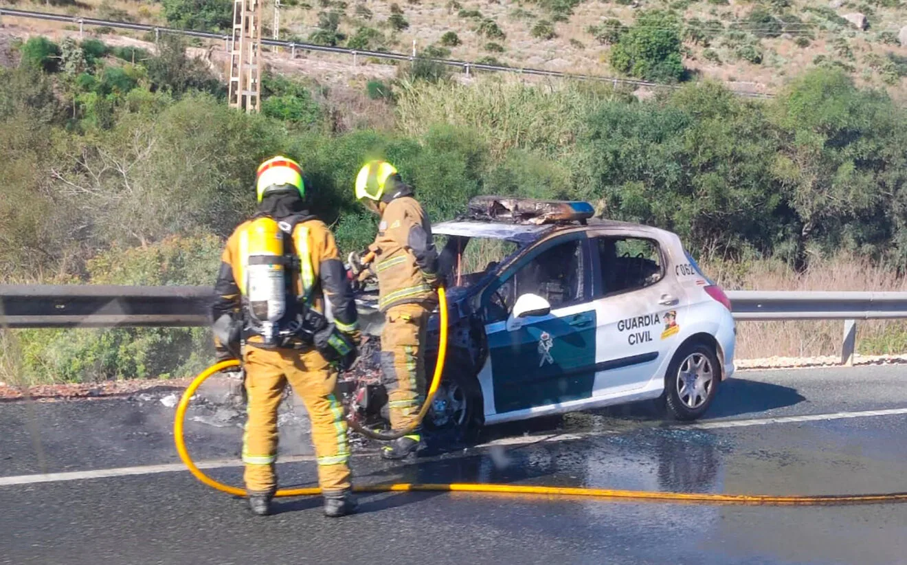 Coche incendiado en la N-332 entre El Verger y Ondara
