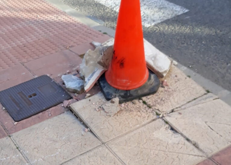 Cono tapando el agujero tras caer la farola