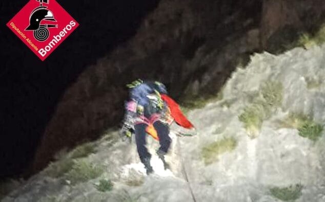 descenso de los bomberos junto a las escaladoras de calp