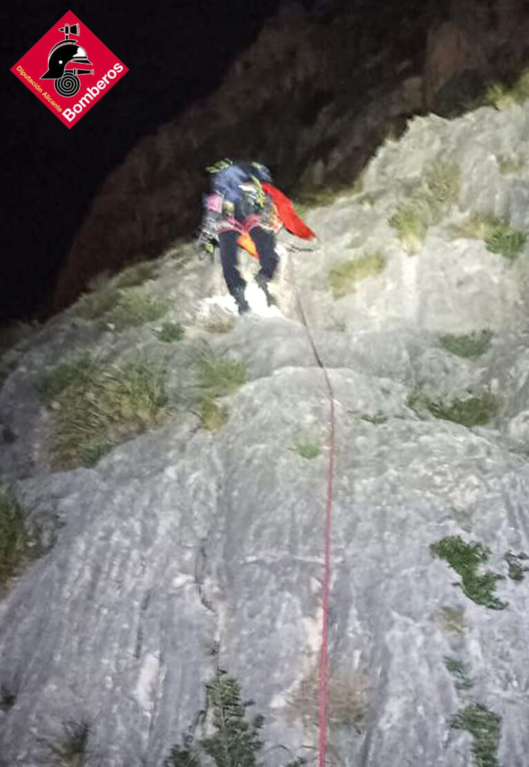 Descenso de los Bomberos junto a las escaladoras en Calp