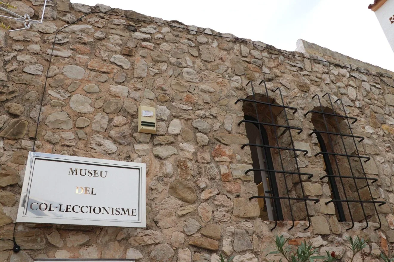 Detalle del cartel del Museo del Coleccionismo