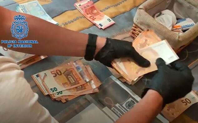 dinero incautado en la operacion de la policia nacional