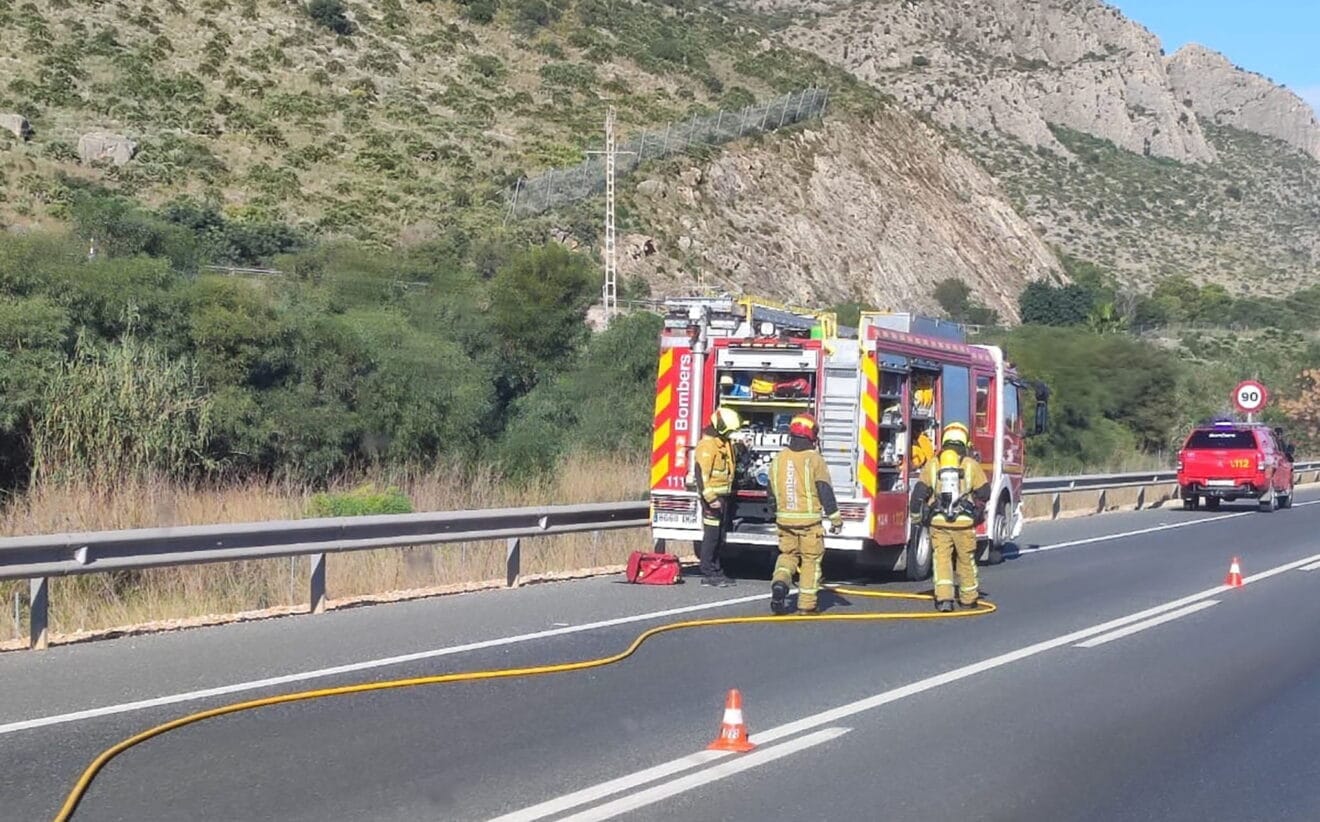 Dotación de Bomberos en el incendio