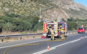 Dotación de Bomberos en el incendio