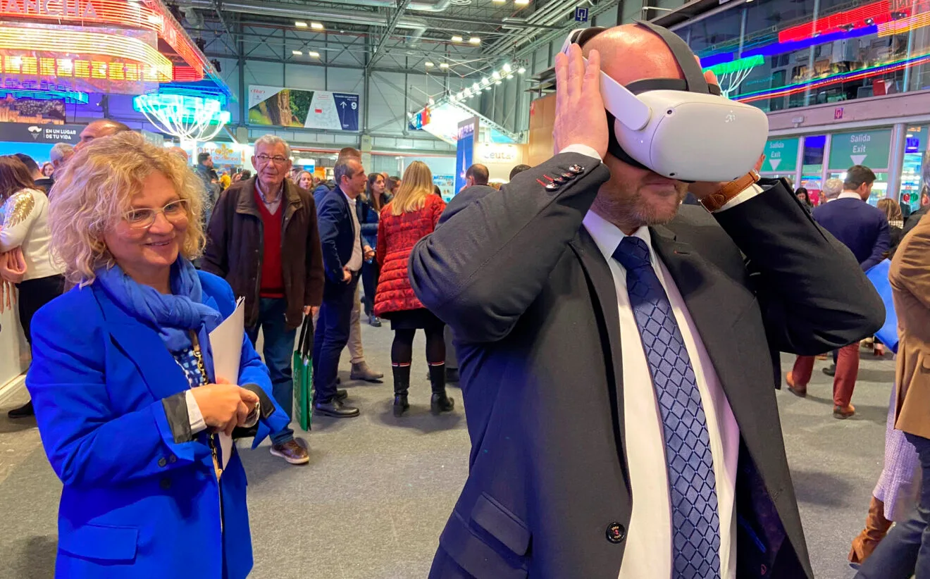 El alcalde de Teulada Moraira, Raul Llobell, experimentando el tour 3D