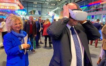 o prefeito de Teulada Moraira Raul Llobell vivenciando o tour 3D