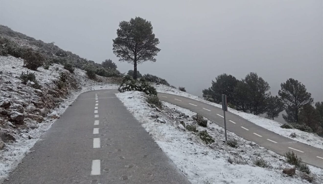 El Coll de Rates se cubre de blanco