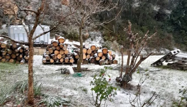 el interior de la marina alta se vuelve blanco