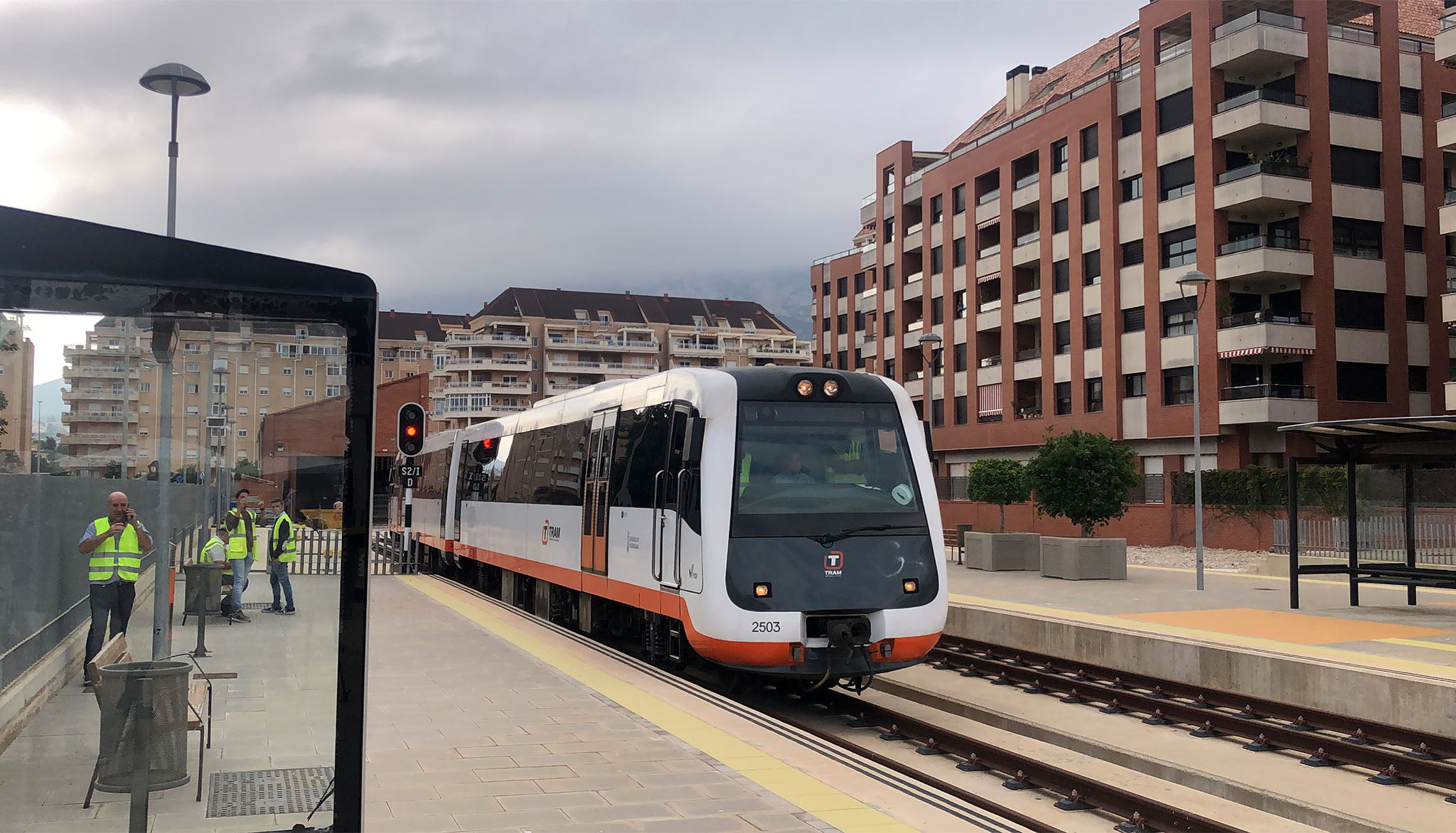 el tren entrando en la estacion de denia durante las pruebas