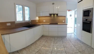 encimera de madera para compensar el minimalismo del blanco en costa cocinas