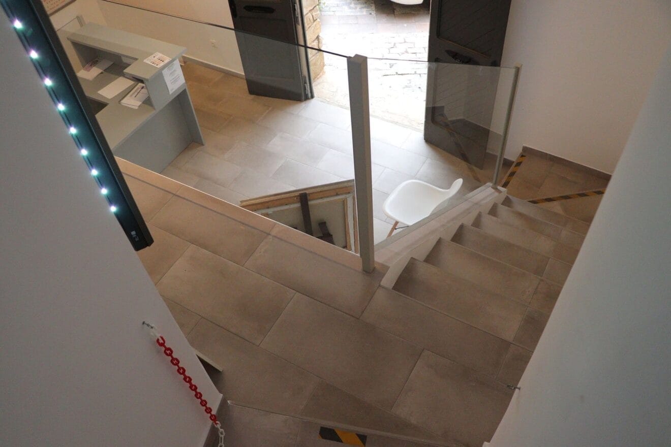 Escaleras de acceso a la terraza del Torreó de la Peça en el interior del Museo