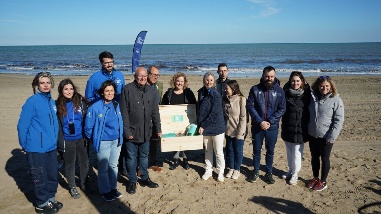 Foto de grupo junto al cofre y la botella que forma parte del programa