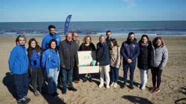Foto de grupo junto al cofre y la botella que forma parte del programa