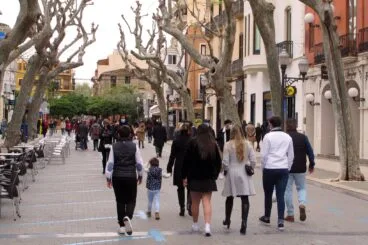 Gente paseando por Marqués de Campo en Dénia (archivo)