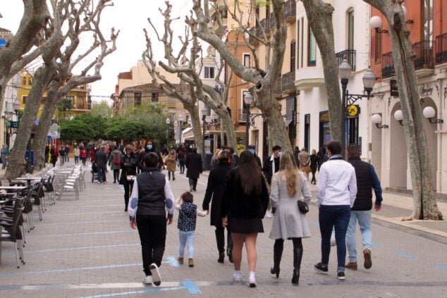 Imagen: Gente paseando por Marqués de Campo en Dénia (archivo)