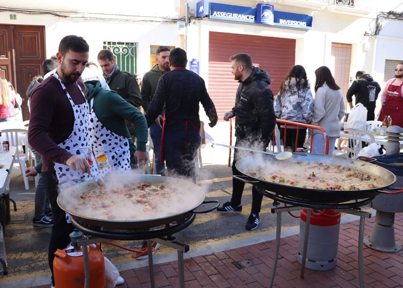 Grupo de amigos en el concurso de paellas de Benissa en 2023