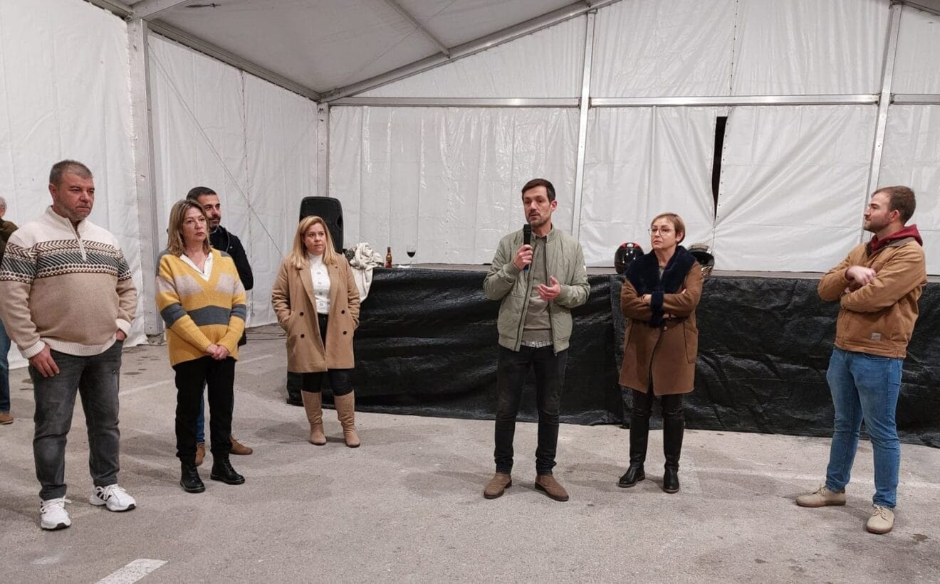 La corporación municipal del Poble Nou de Benitatxell durante el homenaje