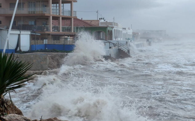 Imagen: Las olas golpeando la playa de les Deveses en 2020