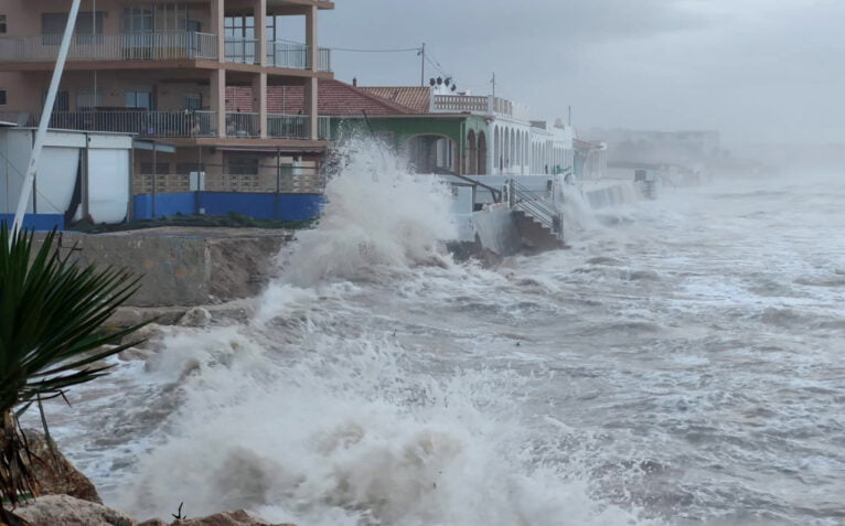 Las olas golpeando la playa de les Deveses en 2020