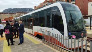 linea 9 con los primeros viajeros en denia