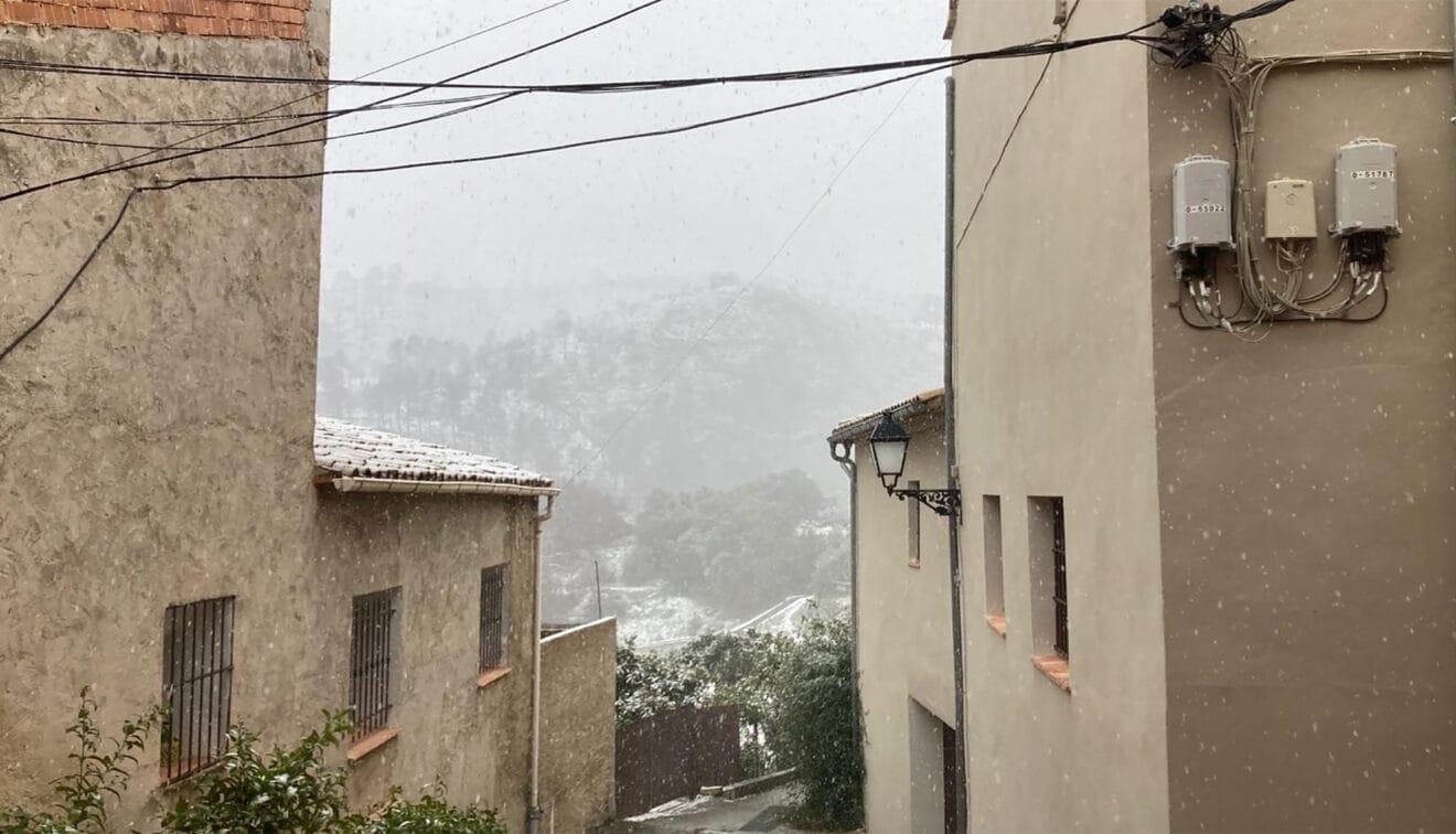 Los copos caen y cuajan en la Vall d'Alcalà