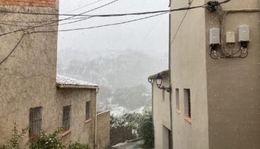 Los copos caen y cuajan en la Vall d’Alcalà