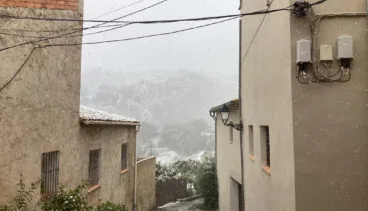 Los copos caen y cuajan en la Vall d’Alcalà