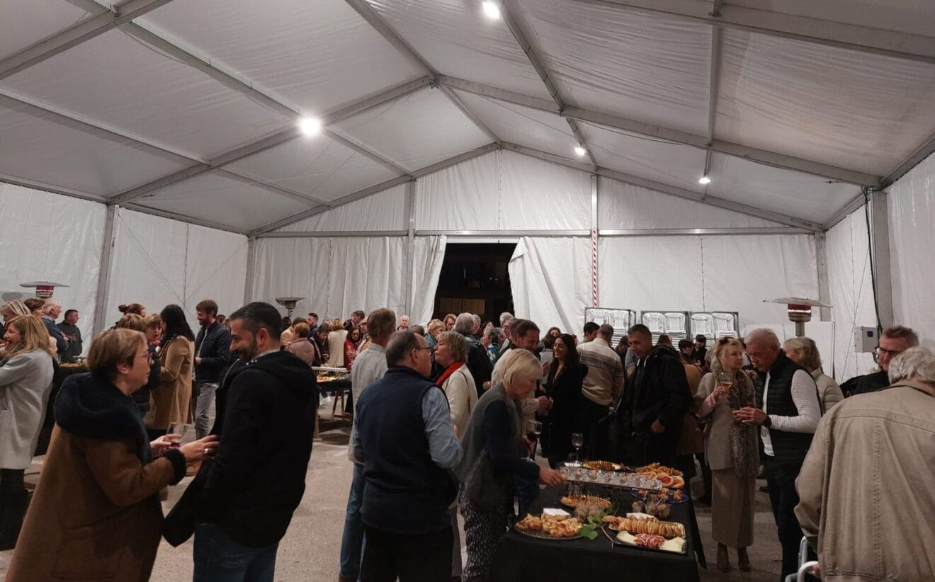 Los miembros de las asociaciones pobleras durante la fiesta de homenaje