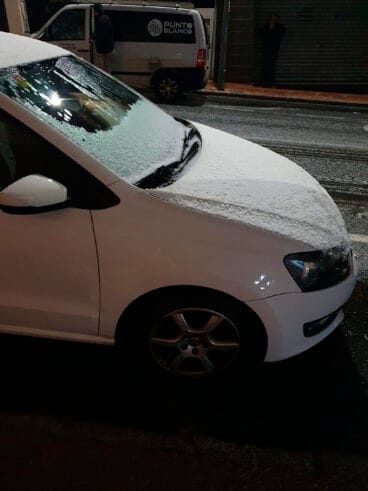 Manto de hielo sobre un coche poblero