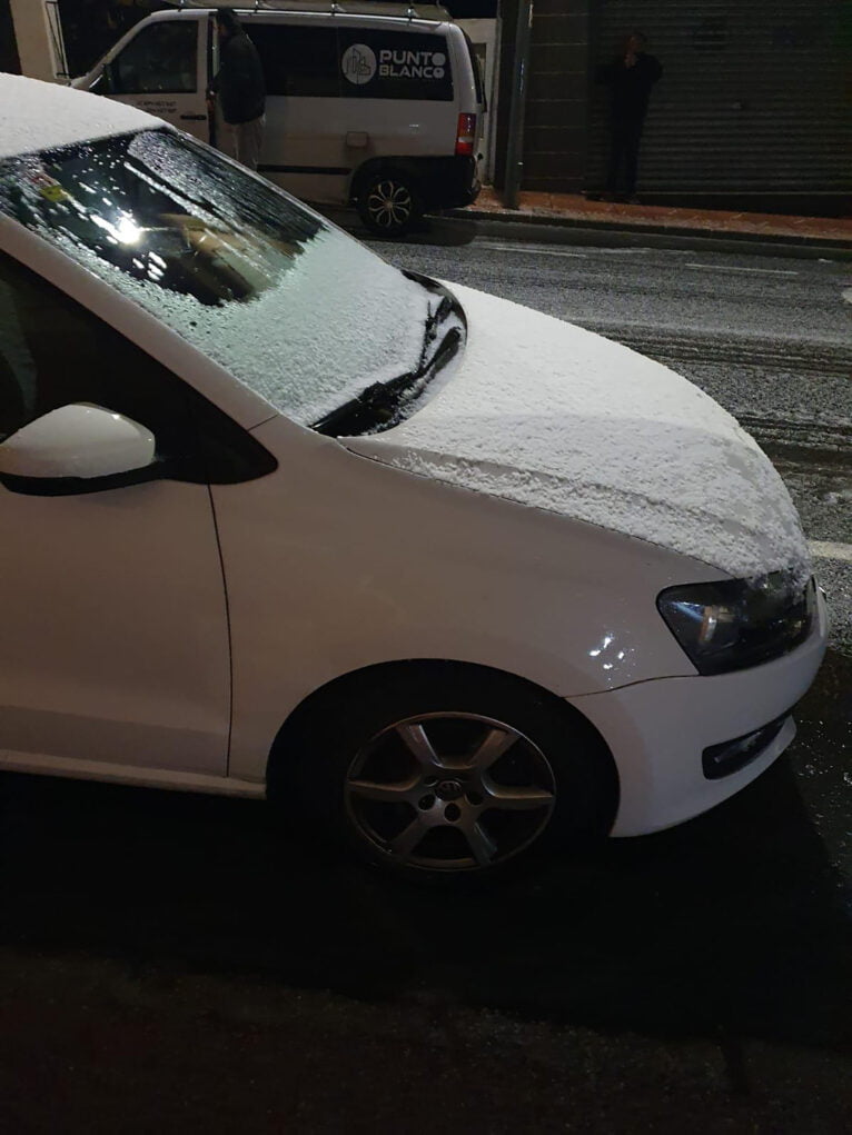 Mantell de gel sobre un cotxe pobler