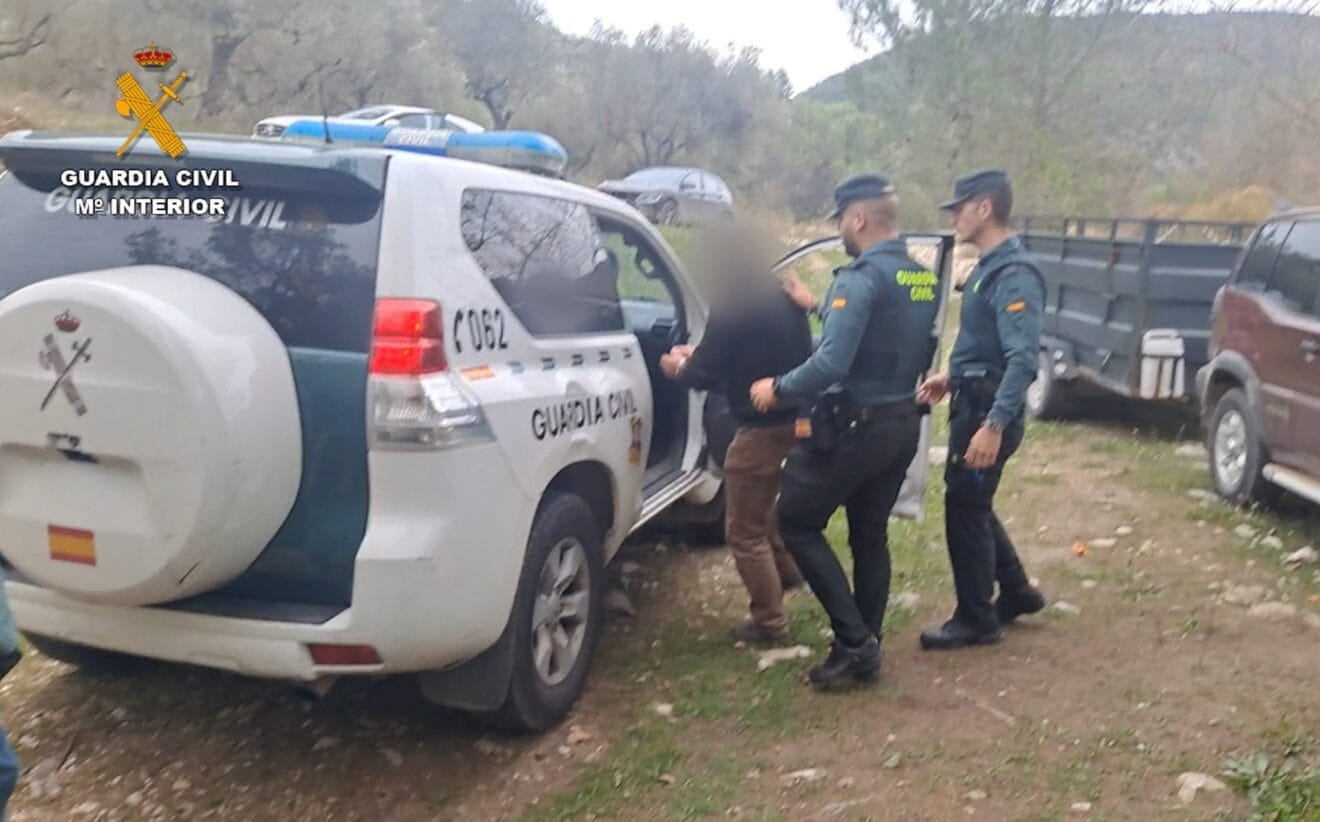 Momento de la detención por amenazas a vecinos de Castell de Castells