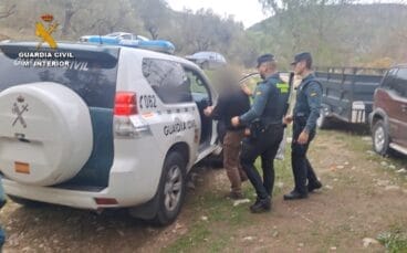 Momento de la detención por amenazas a vecinos de Castell de Castells