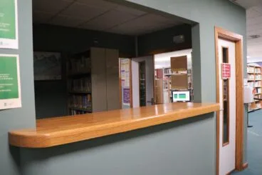 Mostrador en la entrada a la Biblioteca